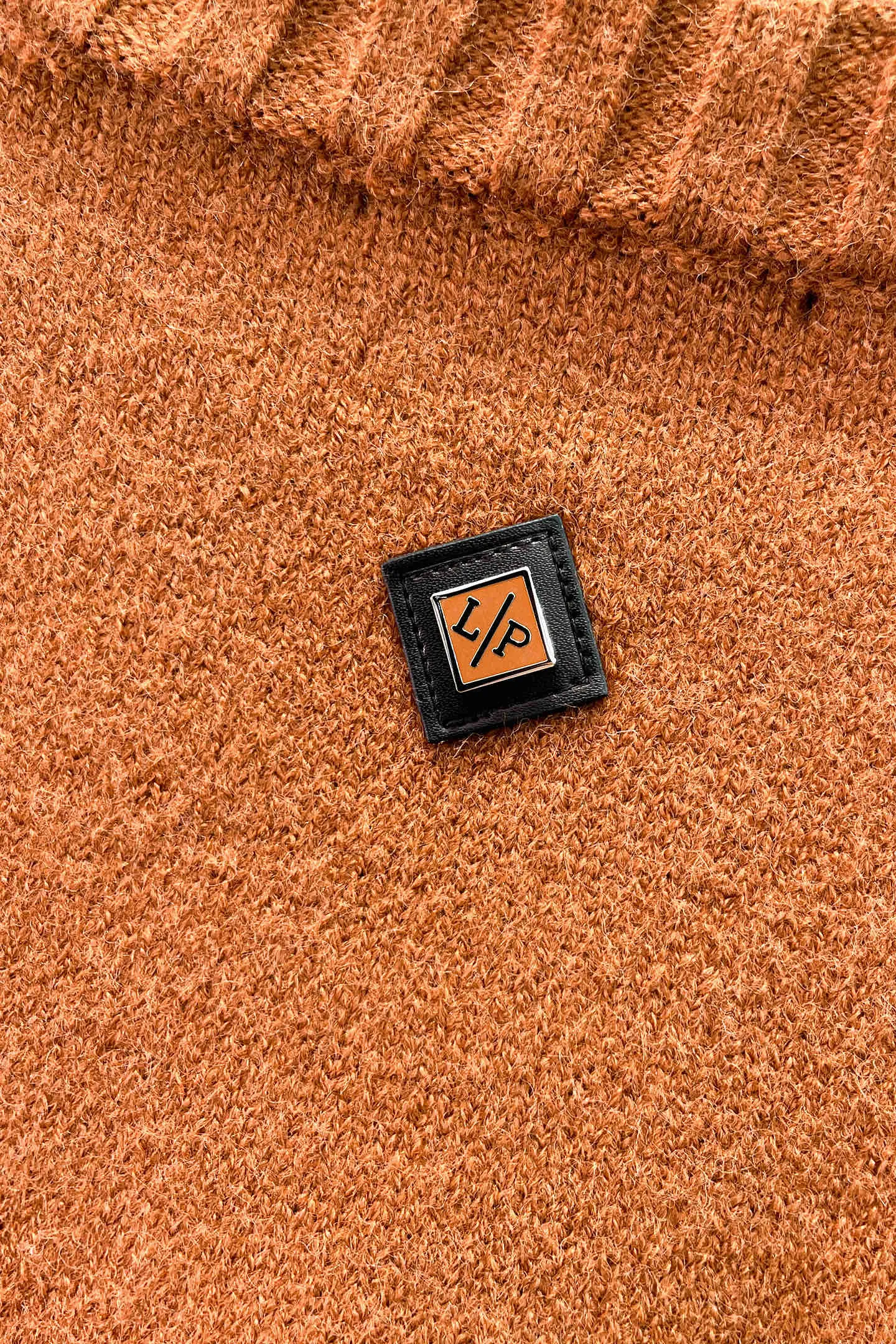 LP's new autumn and winter low-key luxury sweater, a trendy gentleman's round neck Premium sweater. Wool yarn blending. Only double-layer yarn can produce such a premium effect. It is a channel product of a trading company. It is a winter star-level item. It is easy to wear and practical. It is an all-purpose basic Versatile style. The texture is excellent. It is skin-friendly and comfortable without scratching. It is a high-end fashion base layer that is extremely comfortable whether worn alone or layered. It has an excellent texture for close-fitting wear. Demonstrate high-end and invincible fashion! Slim-fitting but not tight, with high elasticity on all sides, it is definitely a very comfortable upper body experience. It is a must-have item for winter wear! The wiring is neat and delicate, the details are exquisite, and the upper body effect is excellent. There is no age limit, and it is the best product on the Internet! Size: S M L